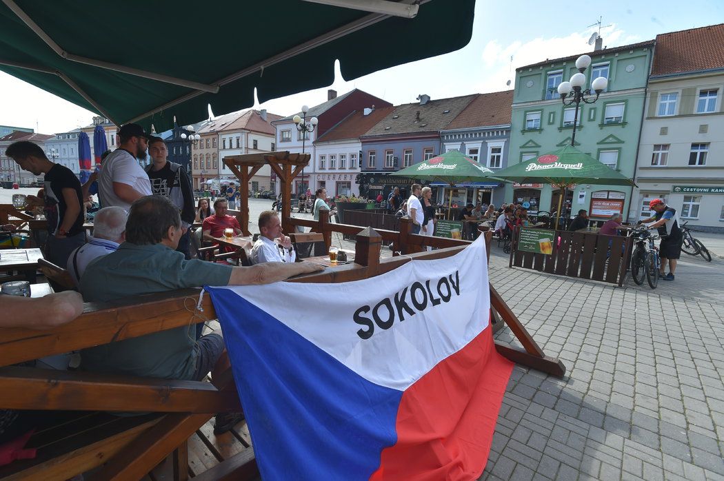 Lidé v Sokolově fandili rodačce Markétě Vondroušové ve finále Roland Garros na Starém náměstí