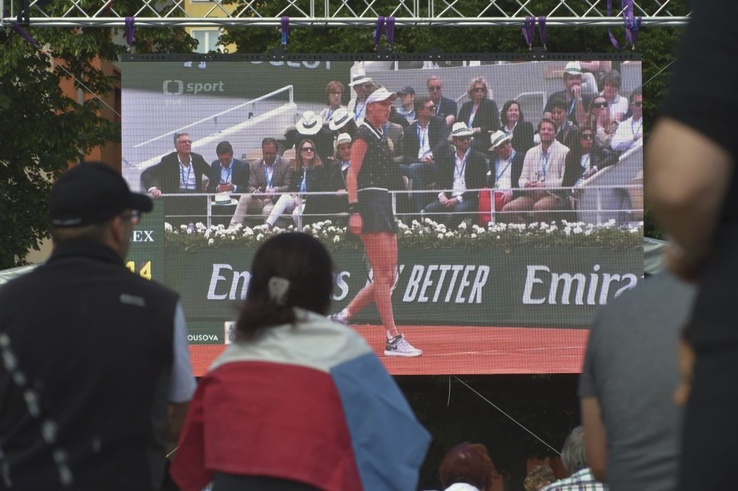 Lidé v Sokolově fandili rodačce Markétě Vondroušové ve finále Roland Garros na Starém náměstí