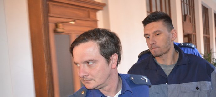 Eskorta přivádí k brněnskému soudu Radima Žondru