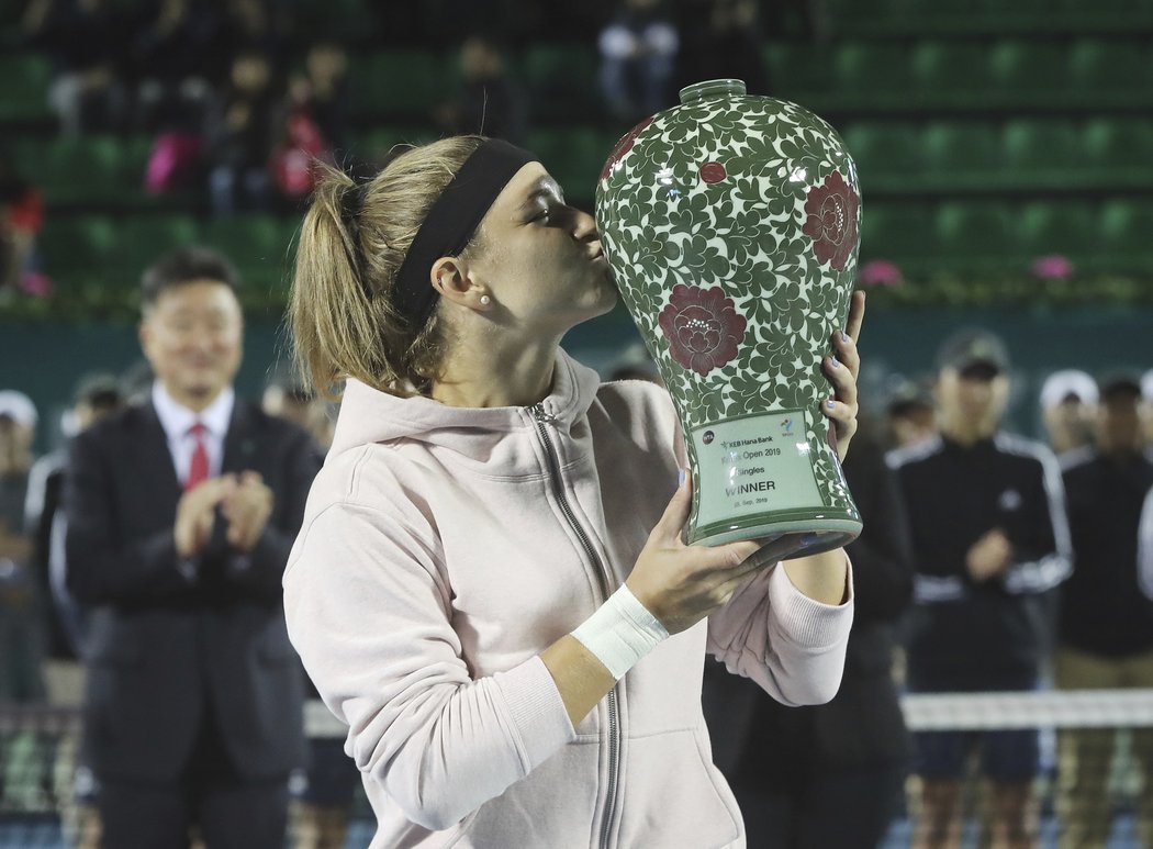 Karolína Muchová s pohárem pro vítězku turnaje v Soulu