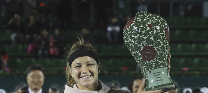 Karolína Muchová pózuje s vázou, kterou v Soulu získala za svůj první triumf na turnaji WTA