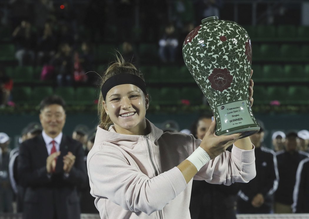 Karolína Muchová pózuje s vázou, kterou v Soulu získala za svůj první triumf na turnaji WTA
