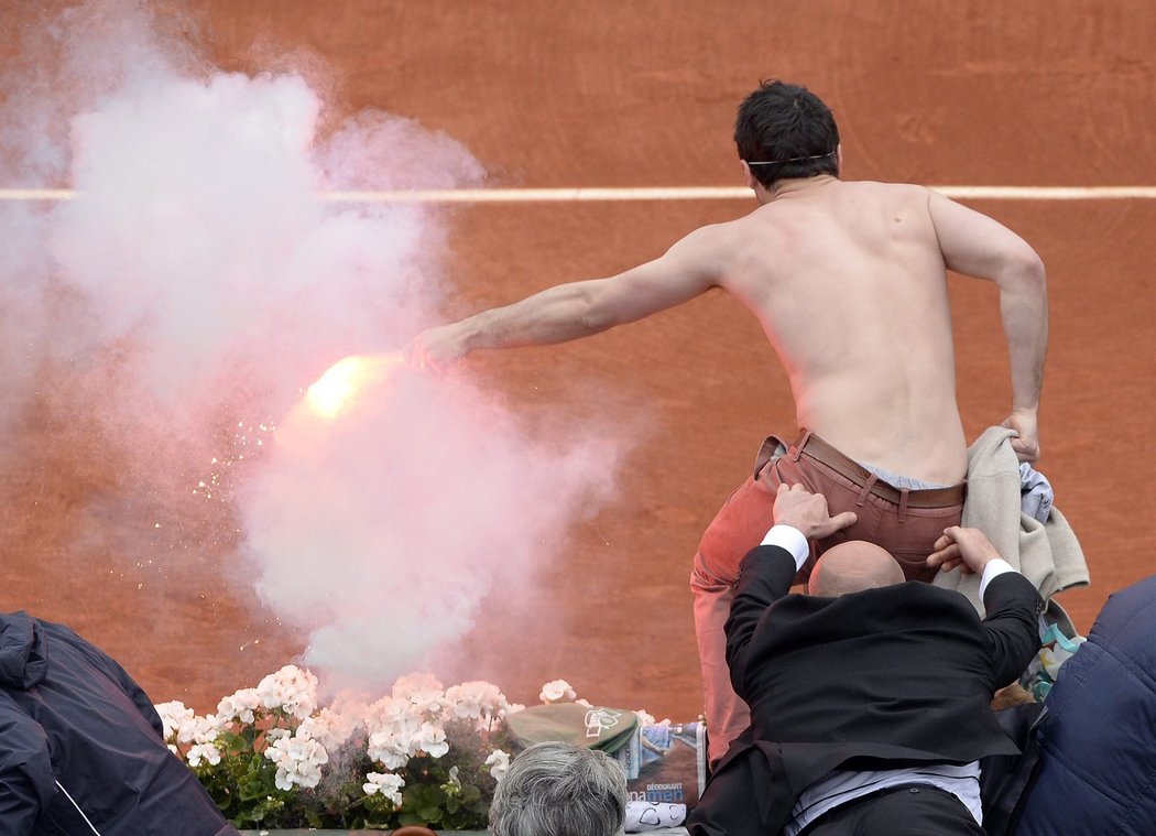 Šílený fanoušek, který narušil finále tenisového French Open mezi Rafaelem Nadalem a Davidem Ferrerem