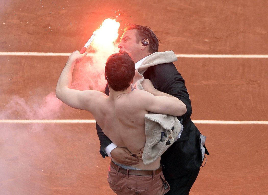 Šílený fanoušek, který narušil finále tenisového French Open mezi Rafaelem Nadalem a Davidem Ferrerem