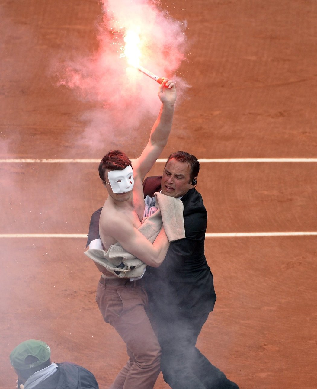 Šílený fanoušek, který narušil finále tenisového French Open mezi Rafaelem Nadalem a Davidem Ferrerem