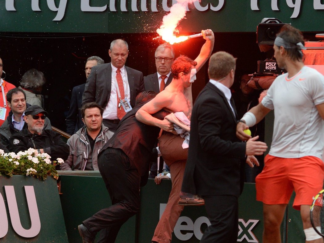 Šílený fanoušek během finále French Open vběhl se světlicí na kurt, kde ohrožoval pozdějšího šampiona Rafaela nadala