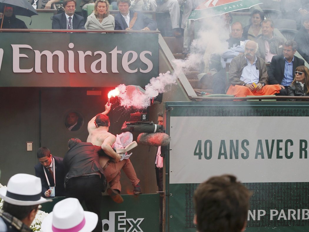 Šílený fanoušek, který narušil finále tenisového French Open mezi Rafaelem Nadalem a Davidem Ferrerem