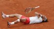Titul je zase můj! Rafael Nadal dopadl na pařížskou antuku krátce poté, co vyhrál poosmé Roland Garros