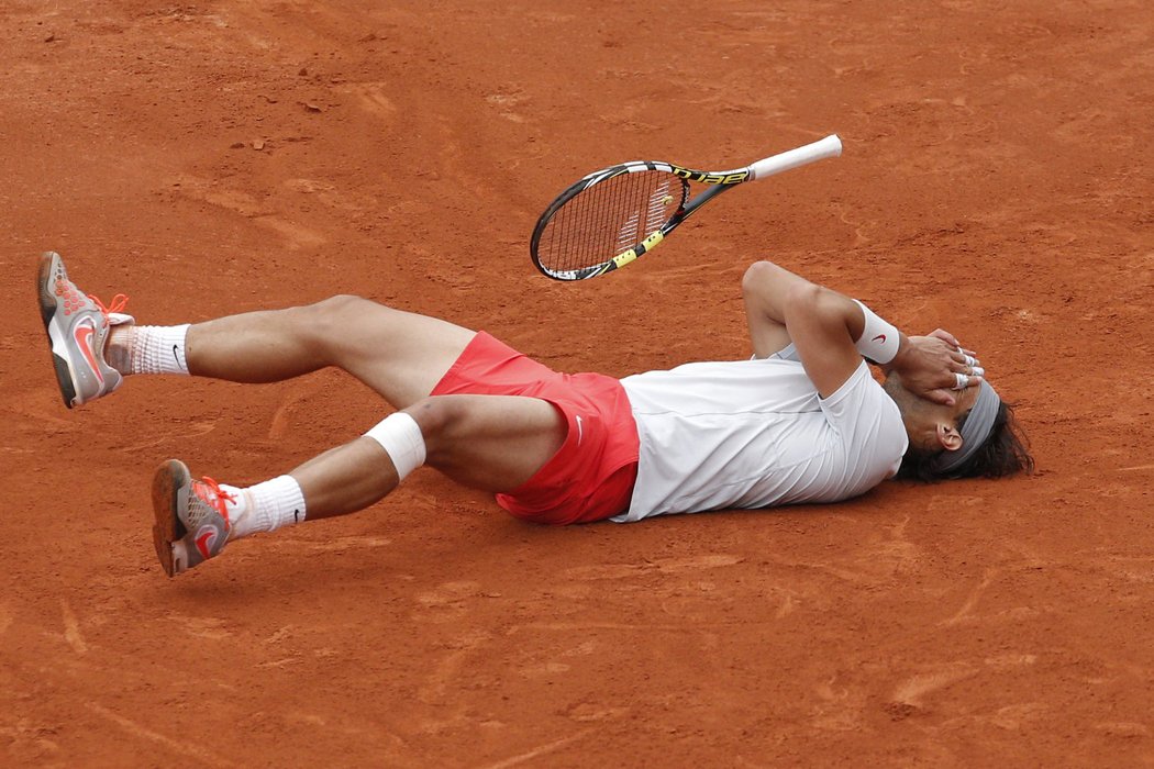 Titul je zase můj! Rafael Nadal dopadl na pařížskou antuku krátce poté, co vyhrál poosmé Roland Garros