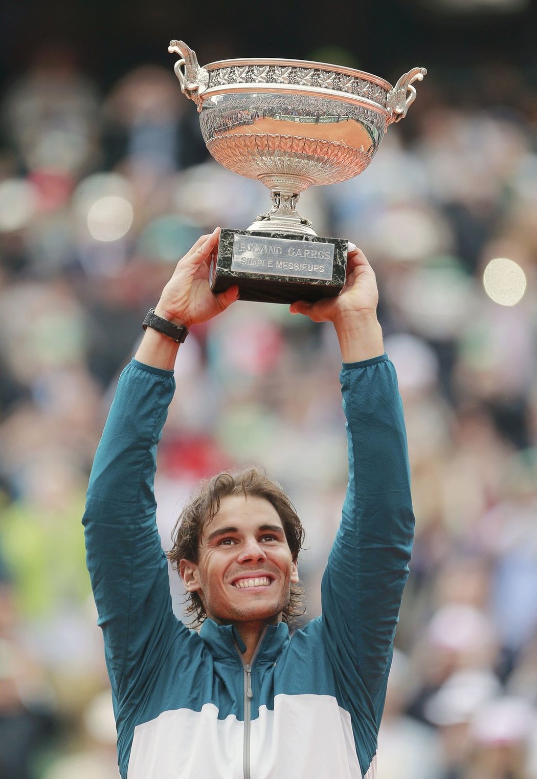 Rafael Nadal s vítěznou trofejí pro šampiona French Open