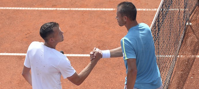 Lukáš Rosol (vpravo) gratuluje k výhře Adamu Pavláskovi po jejich duelu na pražském challengeru