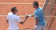 Lukáš Rosol (vpravo) gratuluje k výhře Adamu Pavláskovi po jejich duelu na pražském challengeru