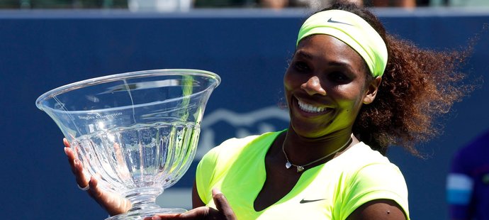 Serena Williamsová se usmívá po vyhraném turnaji ve Stanfordu.