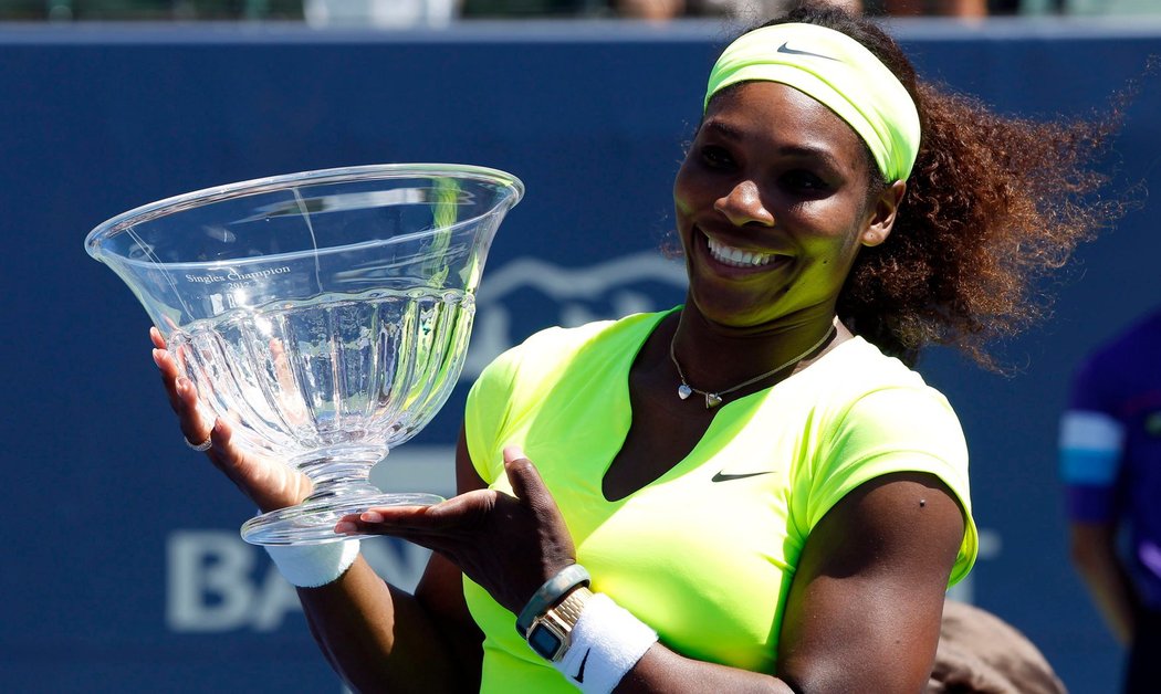 Serena Williamsová se usmívá po vyhraném turnaji ve Stanfordu.