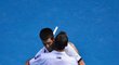 Djokovič se zdraví se Štěpánkem po výhře ve třetím kole Australian Open