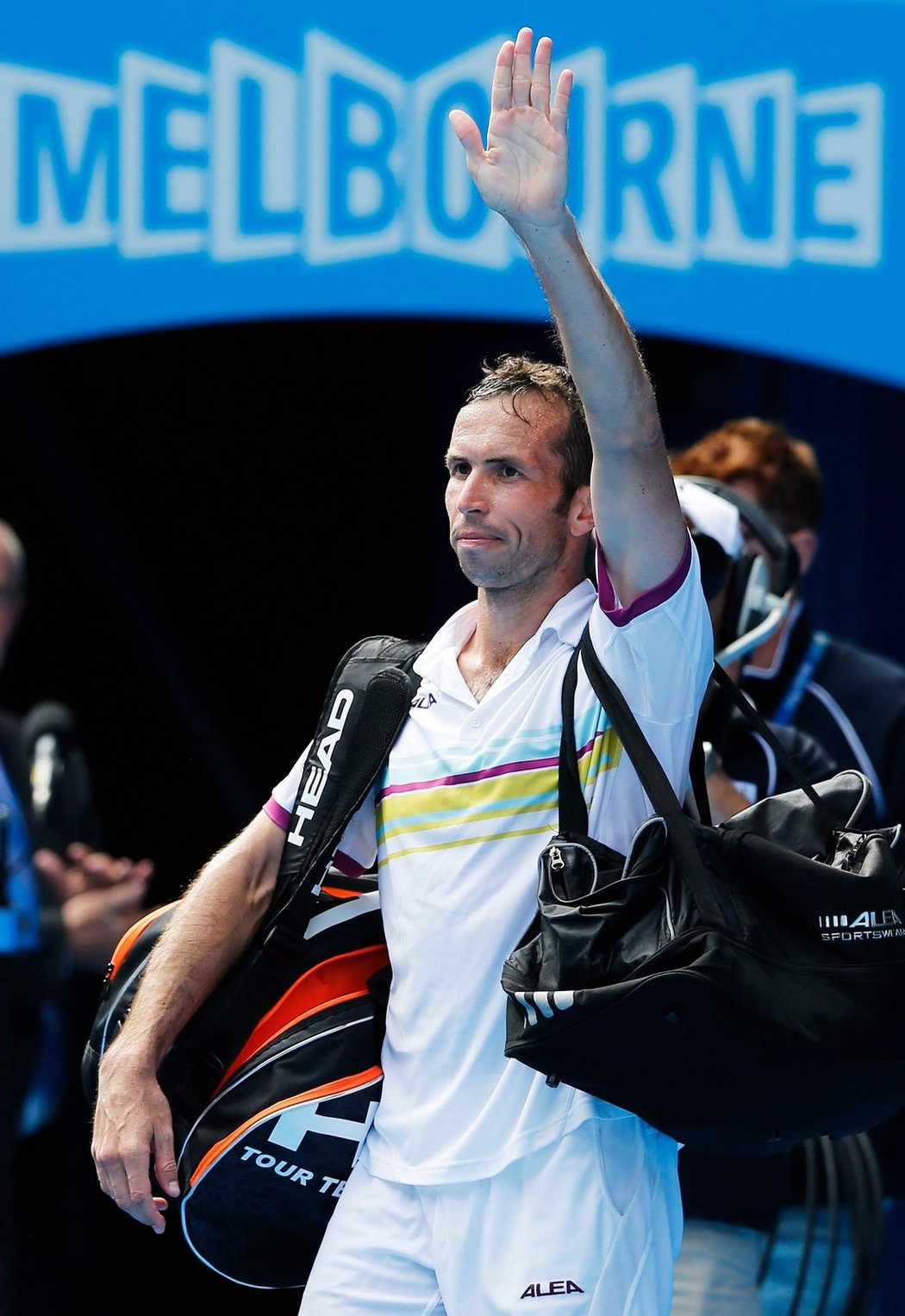 Radek Štěpánek zdraví diváky po prohraném duelu s Novakem Djokovičem na Australian Open