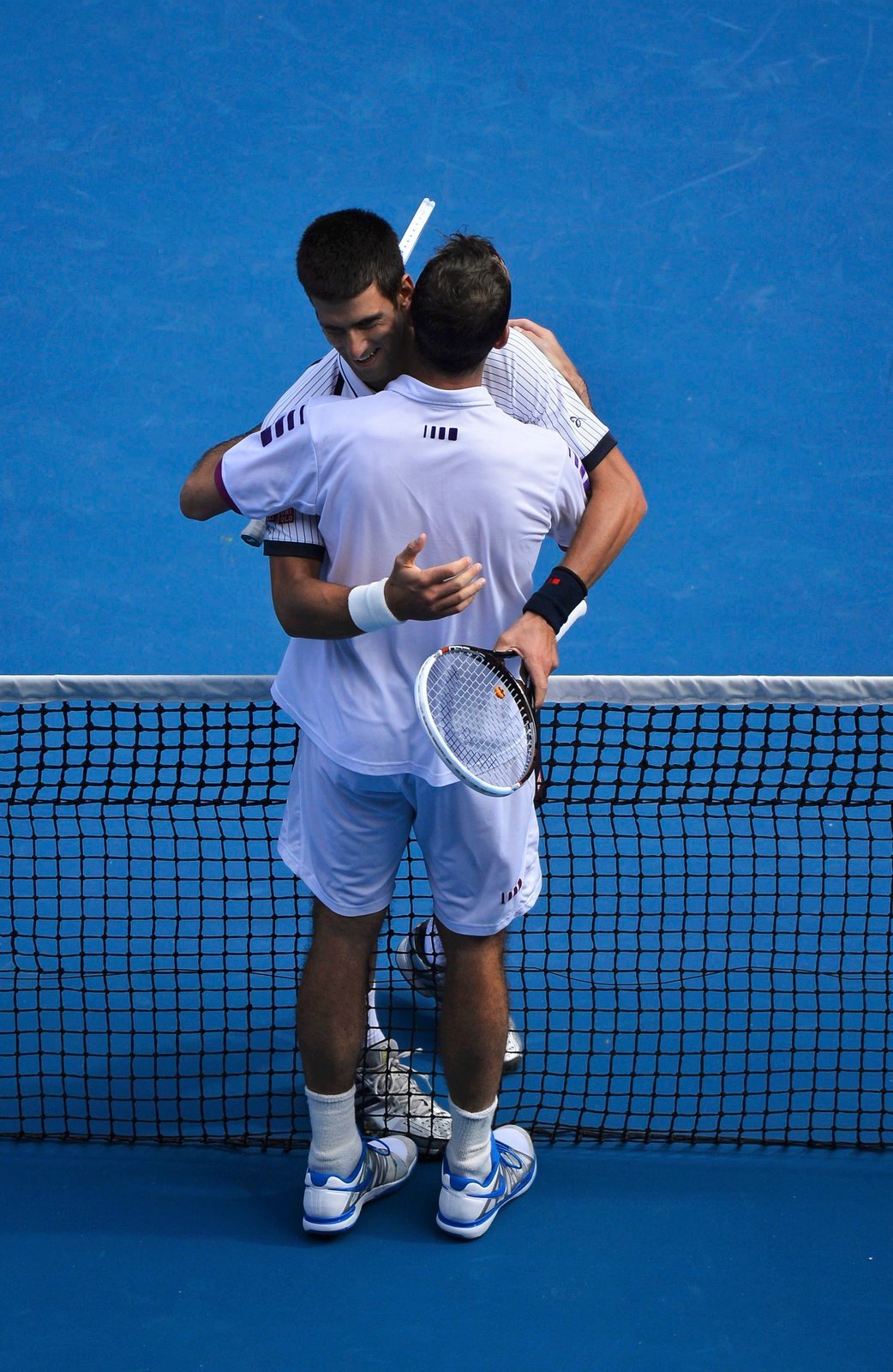 Djokovič se zdraví se Štěpánkem po výhře ve třetím kole Australian Open