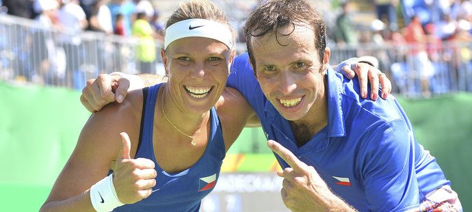 Čeští tenisté Lucie Hradecká a Radek Štěpánek po zisku třetího místa v mixu na olympiádě v Riu