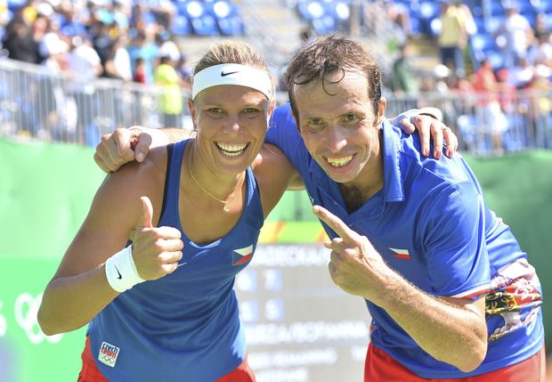Čeští tenisté Lucie Hradecká a Radek Štěpánek po zisku třetího místa v mixu na olympiádě v Riu Čeští tenisté Lucie Hradecká a Radek Štěpánek po zisku třetího místa v mixu na olympiádě v Riu