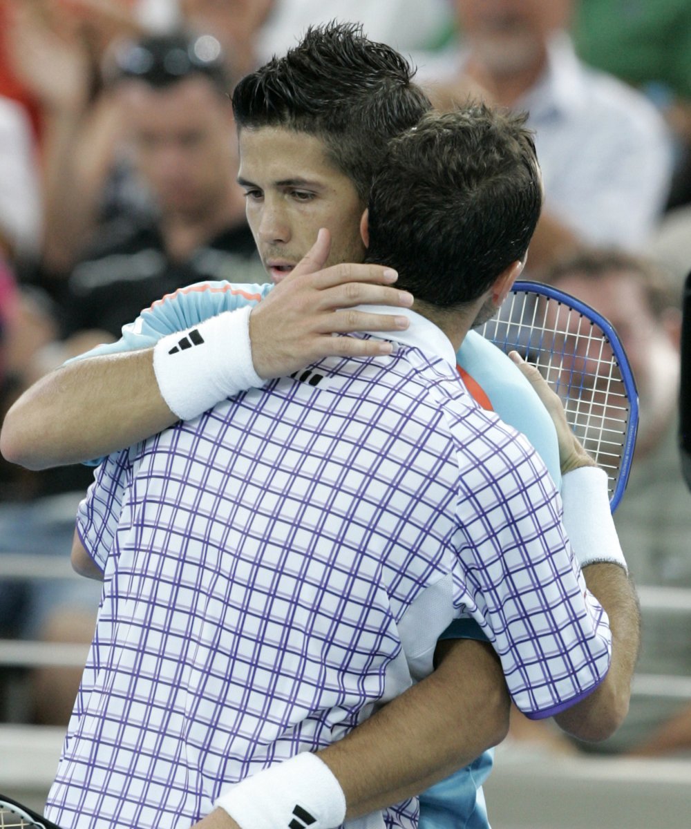 Radek Štěpánek se u sítě zdraví se Španělem Fernandem Verdaskem.