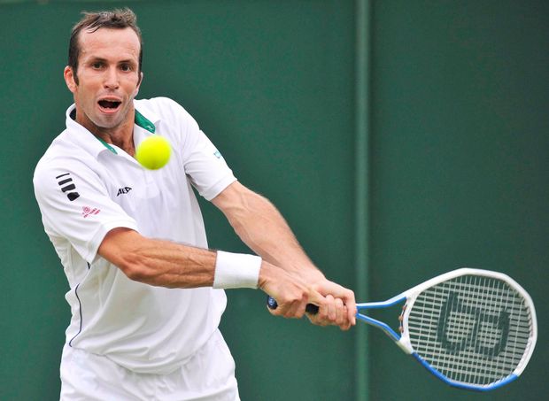 Radek Štěpánek v utkání druhého kola Wimbledonu proti Němci Benjaminu Beckerovi Radek Štěpánek v utkání druhého kola Wimbledonu proti Němci Benjaminu Beckerovi