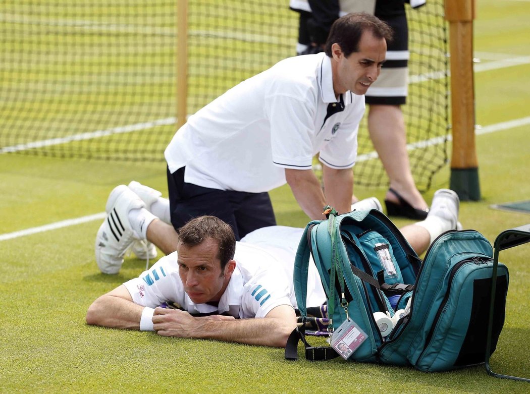 Radek Štěpánek utkání druhého kola Wimbledonu nedohrál