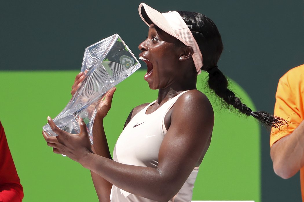 Sloane Stephensová s trofejí za vítězství na turnaji v Miami