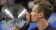 Tomáš Berdych líbá trofej pro vítěze turnaje ve Stockholmu