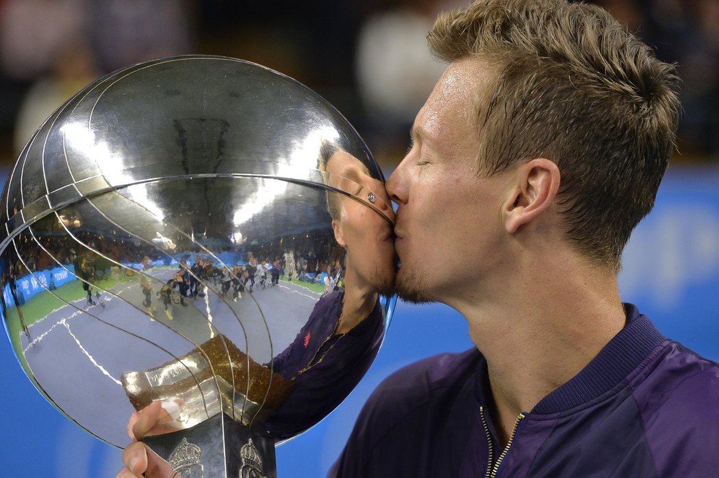 Tomáš Berdych líbá trofej pro vítěze turnaje ve Stockholmu