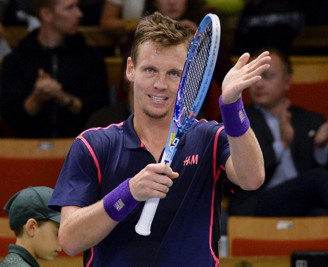 Tomáš Berdych tleská divákům po výhře na turnaji ve Stockholmu