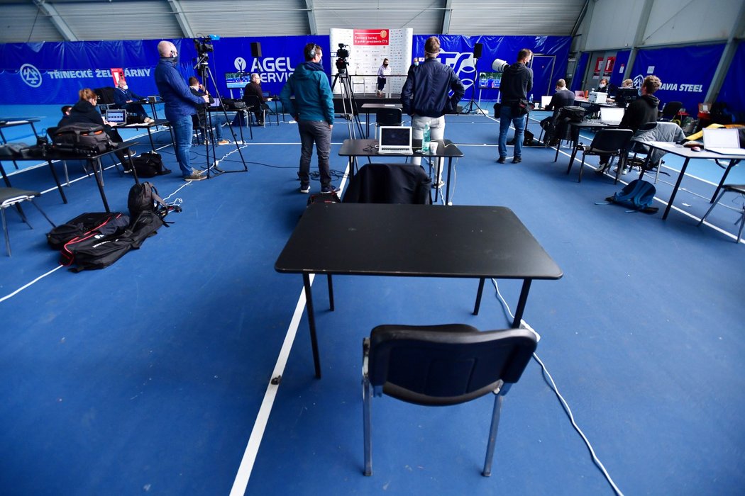 Prostory pro novináře během tenisového turnaje v pražské Stromovce
