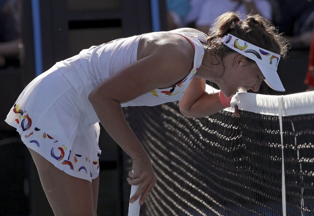 Barbora Strýcová vypadla v 1. kole grandslamového Australian Open. S Julií Putincevovou z Kazachstánu prohrála 4:6 a 6:7.