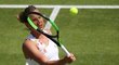 Česká tenistka Barbora Strýcová v utkání s Australankou Ashley Bartyovou na travnatém turnaji v Birminghamu