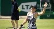 Ashlei Bartyová, šayampionka z Roland Garros, mává fanouškům po výhře nad Barborou Strýcovou na turnaji v Birminghamu