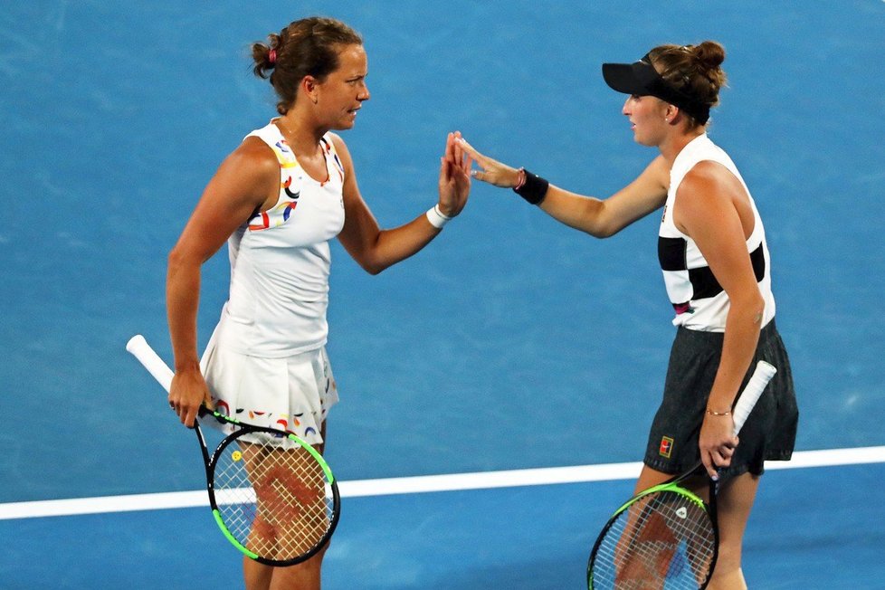 Barbora Strýcová s Markétou Vondroušovou během semifinále čtyřhry na Australian Open