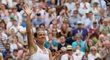 Česká tenistka Barbora Strýcová děkuje fanouškům po výhře nad domácí Kontaovou ve čtvrtfinále Wimbledonu