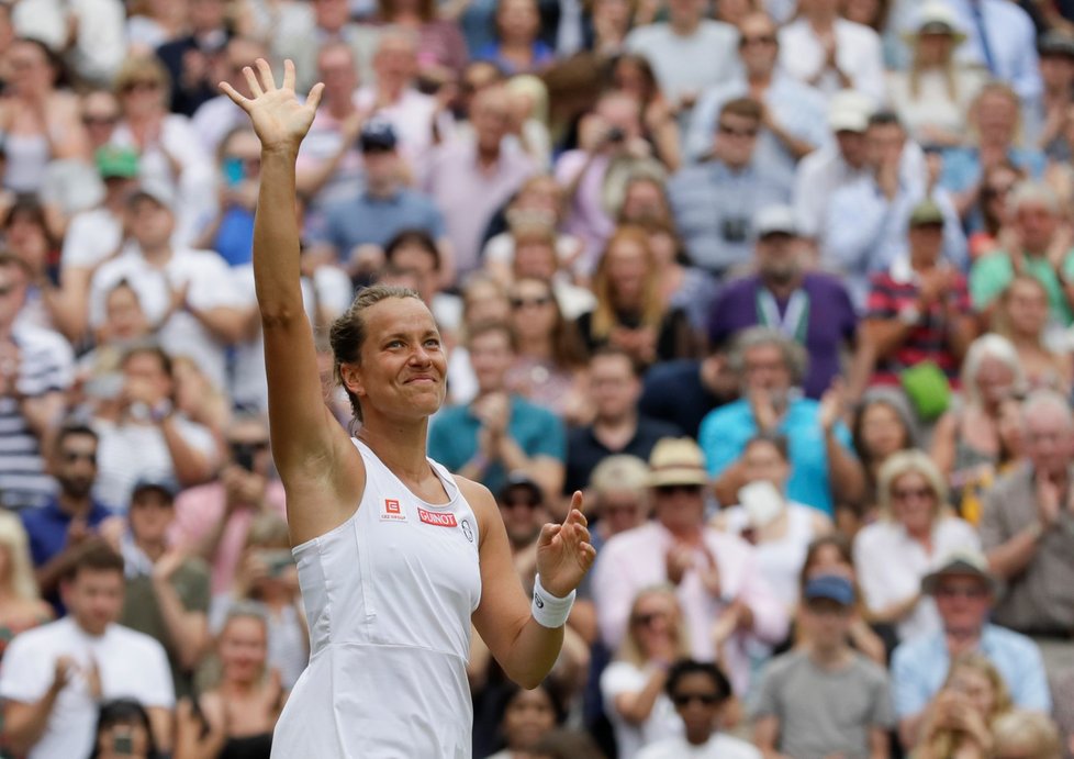 Česká tenistka Barbora Strýcová děkuje fanouškům po výhře nad domácí Kontaovou ve čtvrtfinále Wimbledonu.