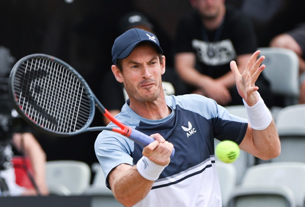 Andy Murray dohrával finále turnaje ve Stuttgartu s potížemi s břišním svalem