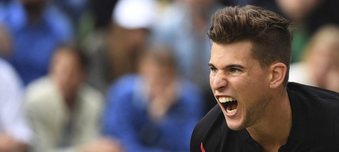 Dominic Thiem v semifinále turnaje ve Stuttgartu proti Rogeru Federerovi