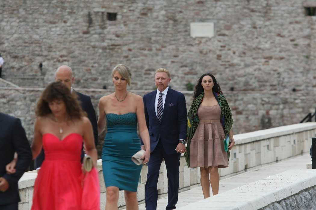 Mezi hosty na svatbě Novaka Djokoviče nechyběl ani jeho trenér Boris Becker (vzadu)