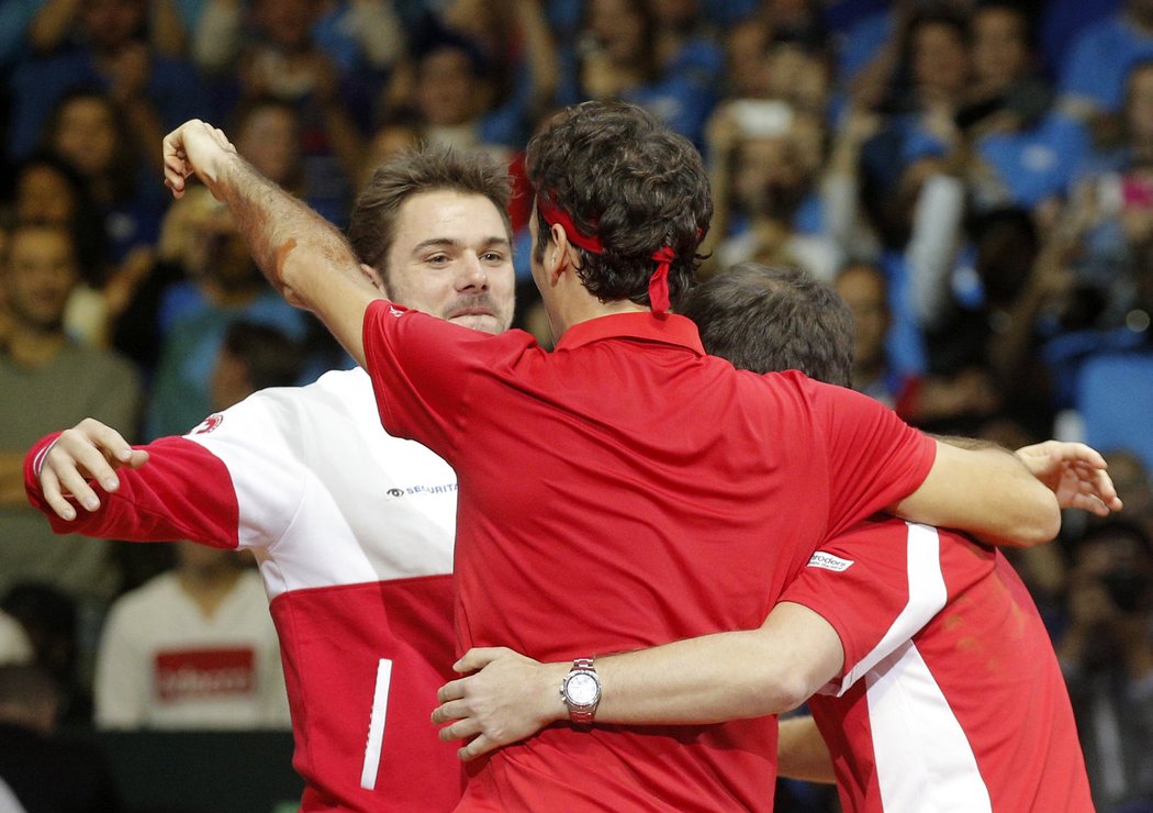 Federer se raduje splu s týmovým parťákem Wawrinkou