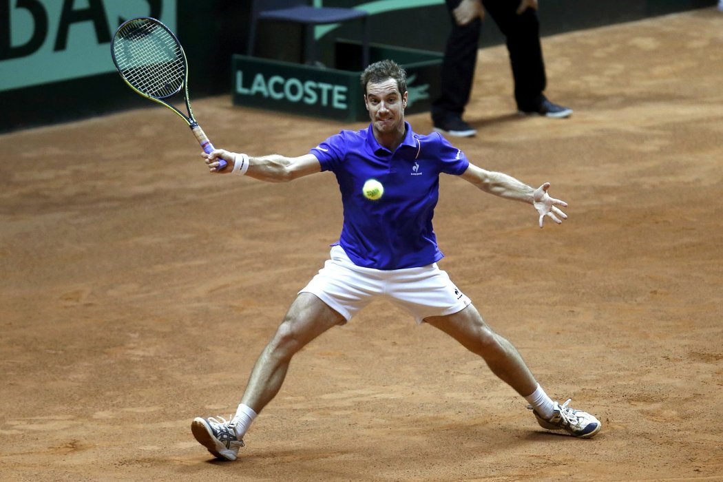 Gasquet marně hledal na svého soupeře zbraň.