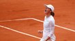 Polská tenistka Iga Šwiateková se raduje ze senzační výhry na French Open