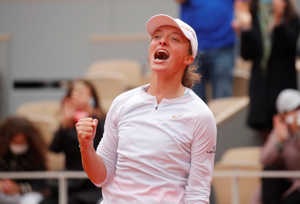 Polská tenistka Iga Šwiateková se raduje ze senzační výhry na French Open