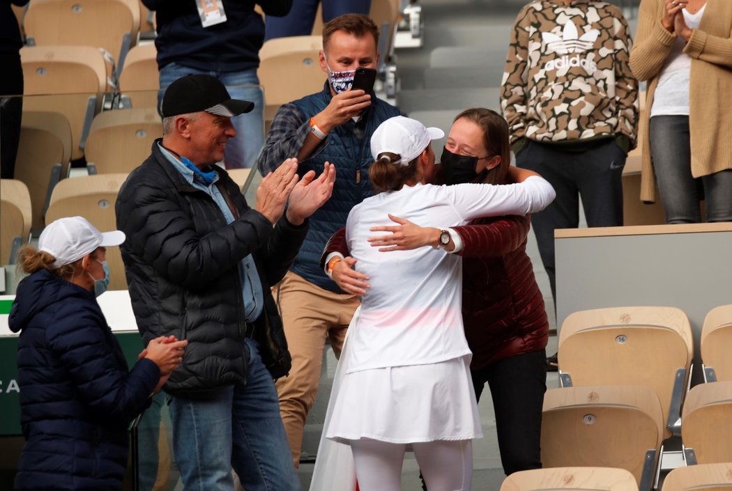 Polská tenistka Iga Šwiateková se objímá se svými blízkými po výhře na French Open