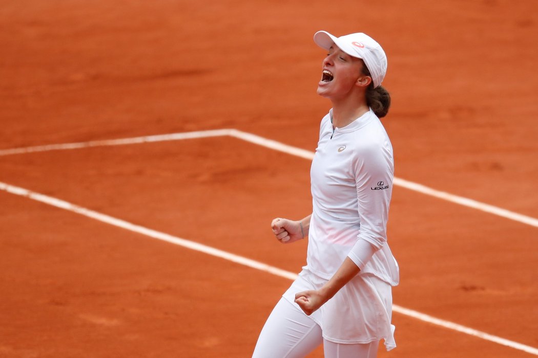 Polská tenistka Iga Šwiateková se raduje ze senzační výhry na French Open