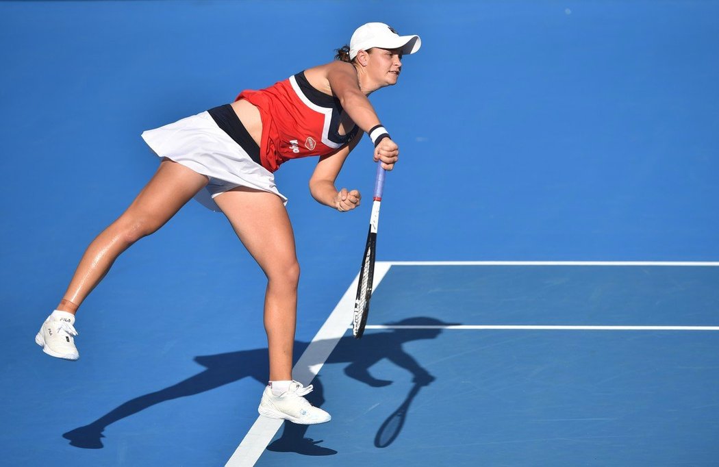 Tenistka Petra Kvitová vyhrála dva dny před startem Australian Open turnaj v Sydney. Ve finále porazila domácí Ashleigh Bartyovou (na snímku) 1:6, 7:5 a 7:6.