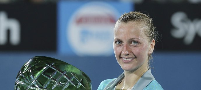 Petra Kvitová s vítěznou trofejí za triumf na turnaji v Sydney, kde ve finále zdolala krajanku Karolínu Plíškovou