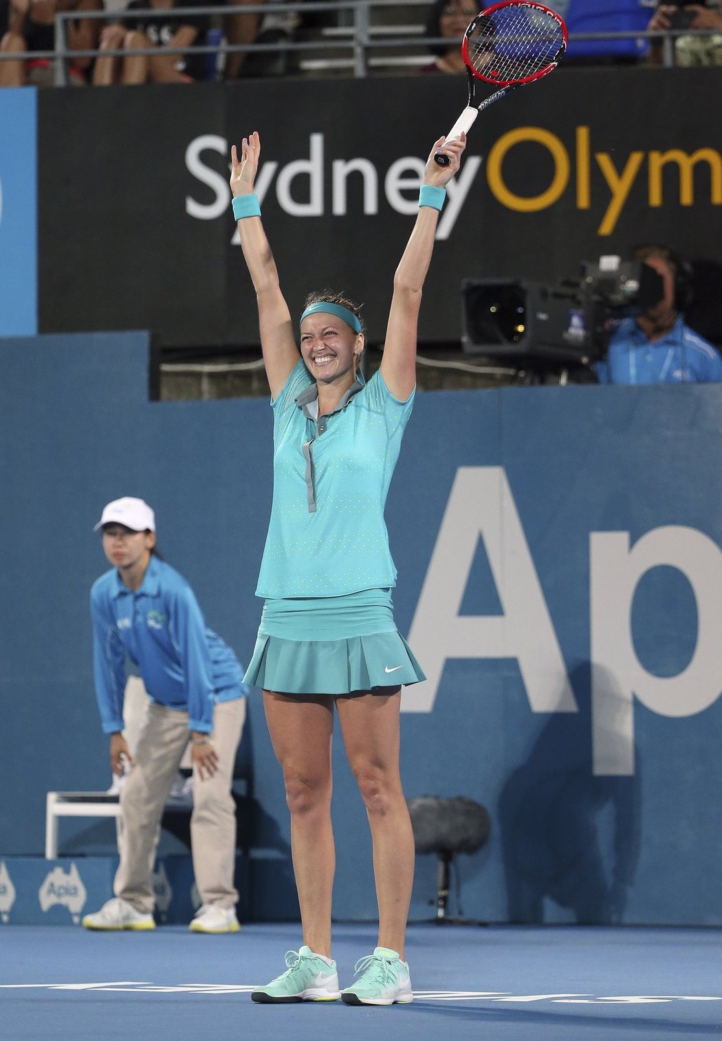 Petra Kvitová se raduje po vítězném utkání nad Karolínou Plíškovou ve finále turnaje v Sydney