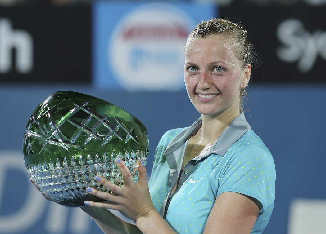 Petra Kvitová s vítěznou trofejí za triumf na turnaji v Sydney, kde ve finále zdolala krajanku Karolínu Plíškovou